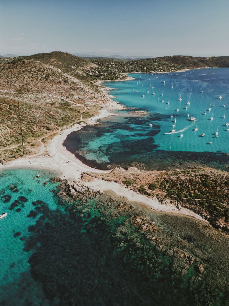 cala y mar turquesa con barcos